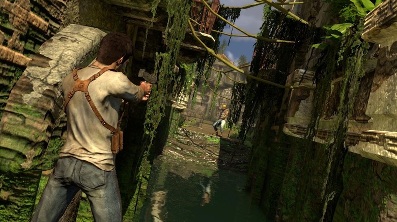 Nathan Drake pisztollyal céloz egy ellenségre az ősi romokban az Uncharted: Drake's Fortune-ban