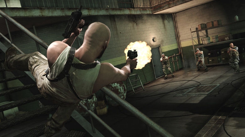 Max leugrik a lépcsőről, miközben három ellenségre lő a Max Payne 3-ban (2012)