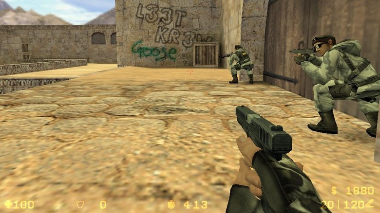 Három katona összebújik egy nagy faajtó mellett a Counter-Strike-ban