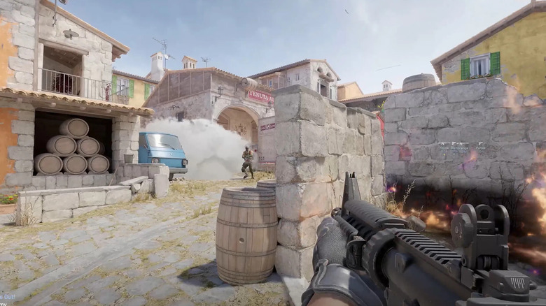A Counter-Strike 2-ben egy játékos rátámad egy füstgránátból előtörő ellenségre