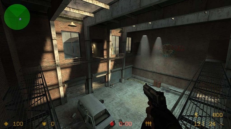 Egy pisztolyt tartó játékos felmér egy garázst a Counter-Strike: Source-ban