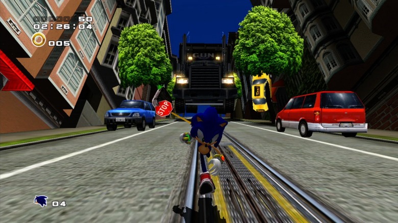 Sonic lefelé fut, miközben egy nagy szerelékes teherautó üldözi őt a Sonic Adventure 2-ben