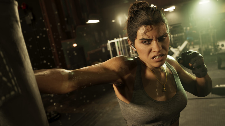 Lucia Caminos beleüt egy boxzsákba 