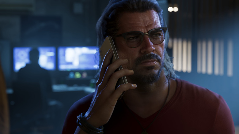 Raul Bautista a telefonján beszél a Grand Theft Auto VI-ban