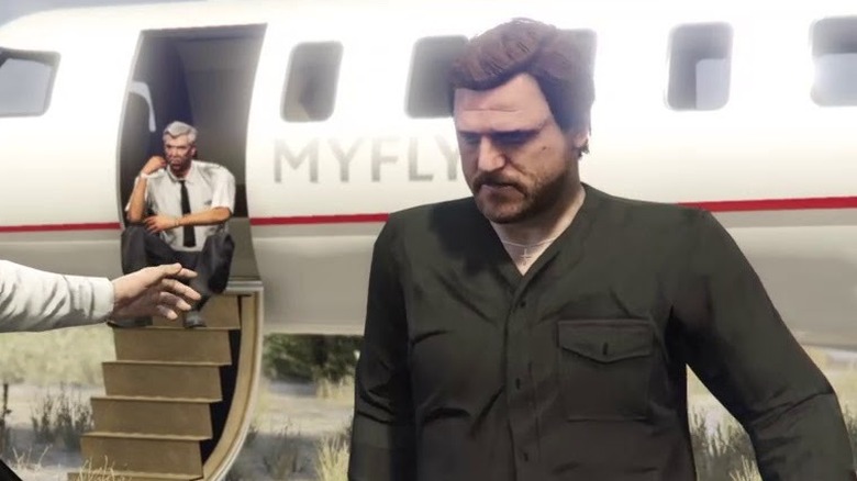 Solomun egy repülőgép előtt áll a Grand Theft Auto Online képernyőképen