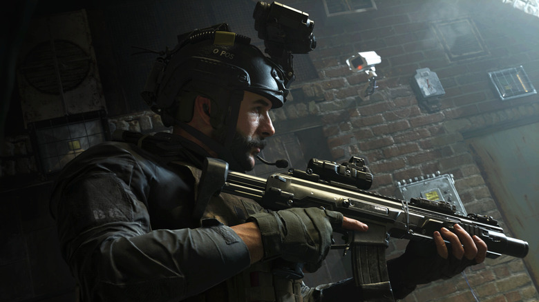 John Price kapitány egy gépkarabélyt tart, miközben egy biztonsági kamera alatt sétál a Call of Duty: Modern Warfare-ban