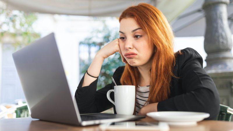 A laptop képernyőjén a Windows 11 bloatware és a gyártói szoftver ikonjai láthatók az asztalon