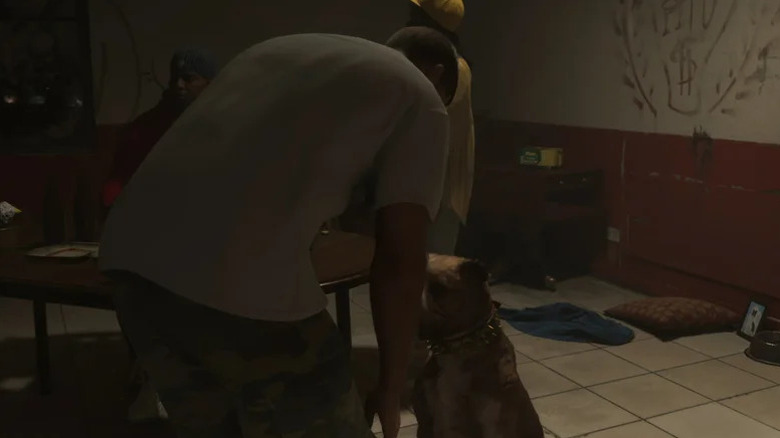 Jason kutyát simogat a GTA VI-ban