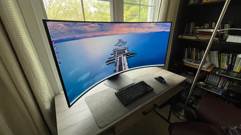 A laptop képernyőjén a Windows 11 bloatware és a gyártói szoftver ikonjai láthatók az asztalon