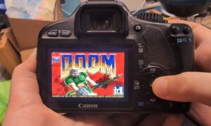 Valaki elindította a Doomot egy 2009-es Canon DSLR fényképezőgépen, és meglepően játszható