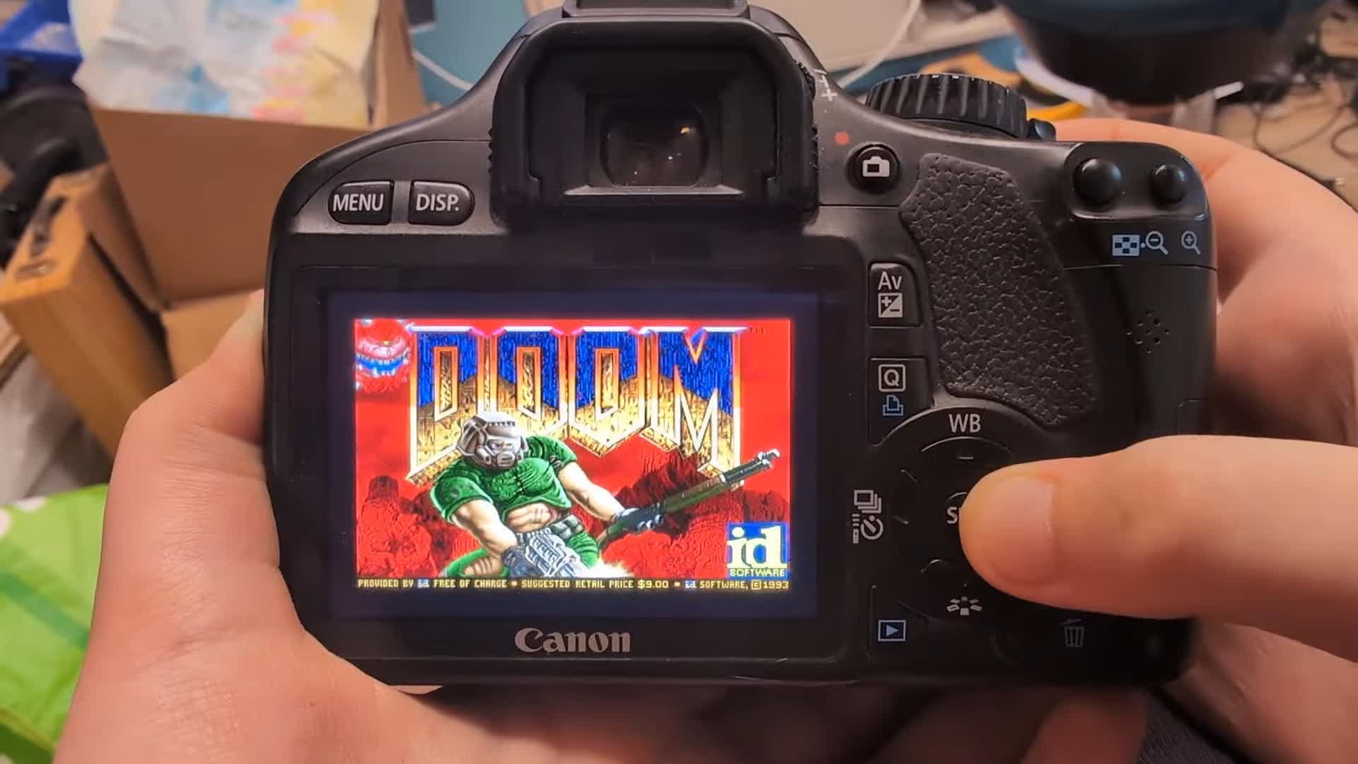 Valaki elindította a Doomot egy 2009-es Canon DSLR fényképezőgépen, és meglepően játszható
