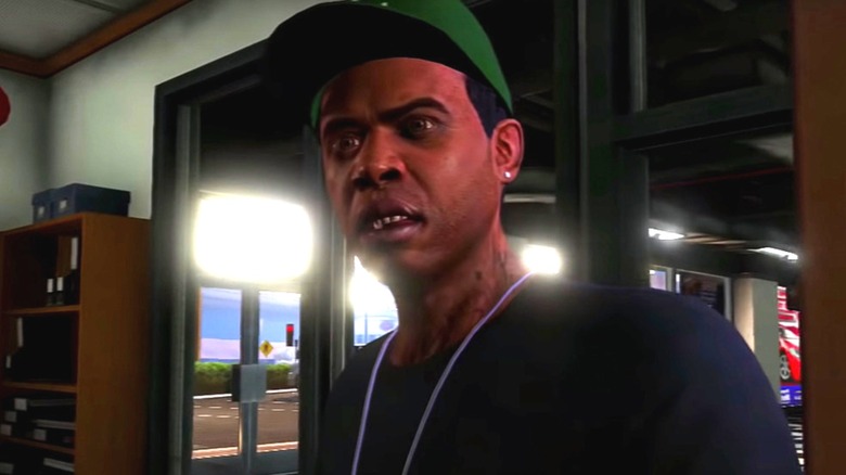 Lamar Davis zöld kalapot visel a GTA V-ben