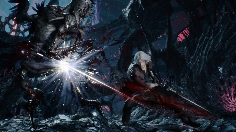 Dante karddal levág egy nagy démont a Devil May Cry 5-ben