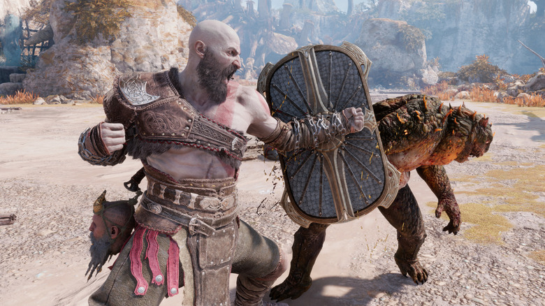 Kratos arra készül, hogy megüt egy pikkelyes szörnyet a God of War Ragnarökben