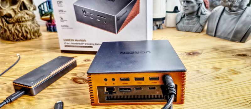 A Lexar PexarBolt Ultra TBT5 dokkoló érintőképernyője és forgatható tárcsa az asztalon