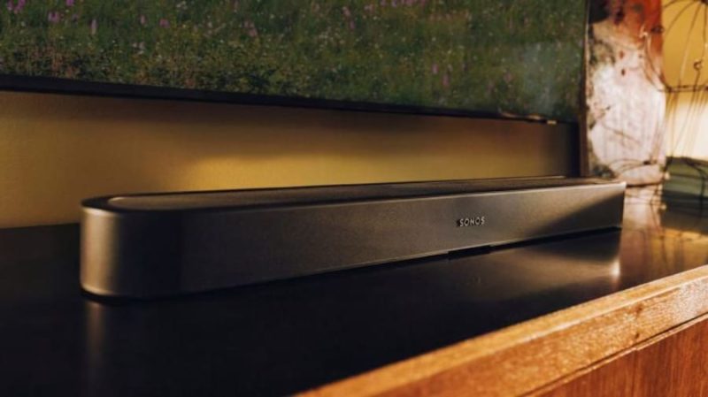 A Sonos Beam Ultra elsöprő hangsáv és fejhallgató-frissítés 2 A Sonos Beam Ultra soundbar és az Ace Ultra fejhallgató együtt látható sima háttér előtt