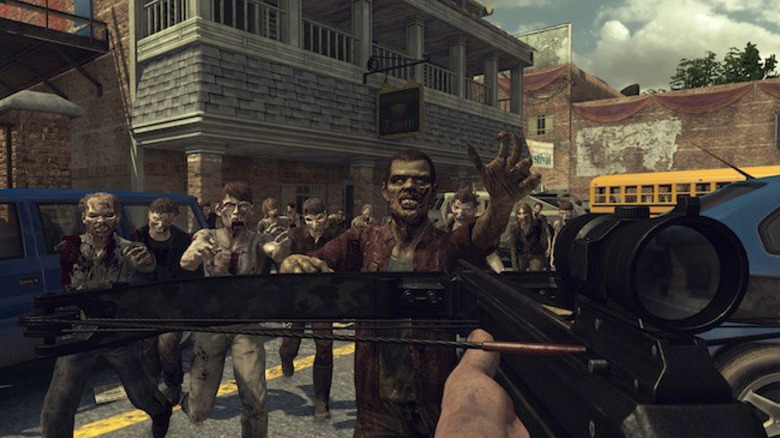 Daryl Dixon számszeríjjal célozza meg a támadó zombik hordáját a The Walking Dead: Survival Instinct-ben.