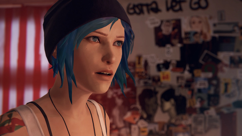 Chloe Price a Life Is Strange képfala előtt áll