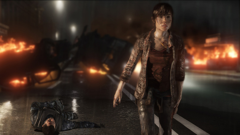 Jodie Holmes elmegy az égő autóbaleset elől a Beyond: Two Souls esős utcájában