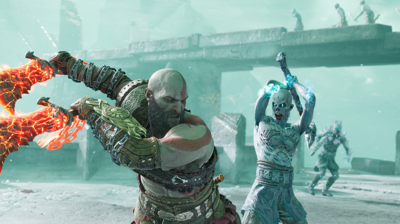 Kratos égő pengéket lendít egy élőholt lidérc felé a God of War Ragnarökben