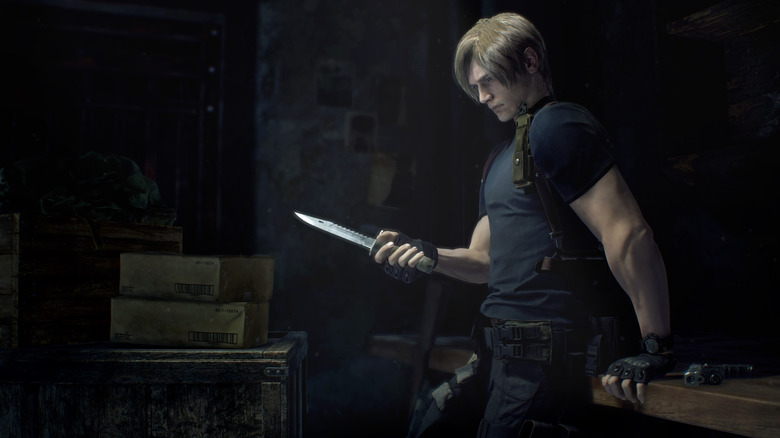 Leon S. Kennedy egy kést vizsgál a Resident Evil 4-ben (2023)