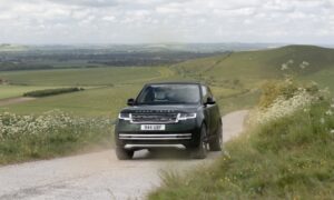 A Range Rover első elektromos autója hatalmas akkumulátorral és 22 perces gyorstöltéssel rendelkezik