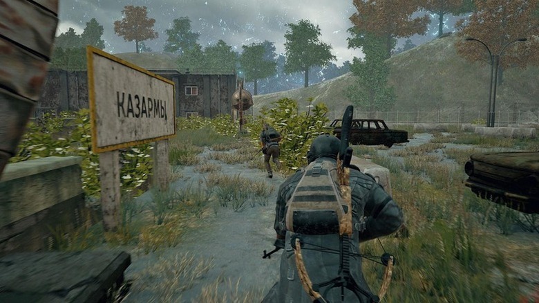 Katonák rohannak át egy benőtt parkolón a PUBG: Battlegroundsban