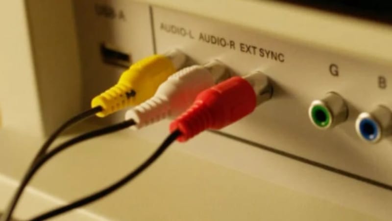 Az Unico Traveler ULW10 konzolokat rejt a retro képernyő mögött 2 Unico Traveler ULW10 retro játékmonitor oldalról látható, nyitott hátsó tárolórekesszel