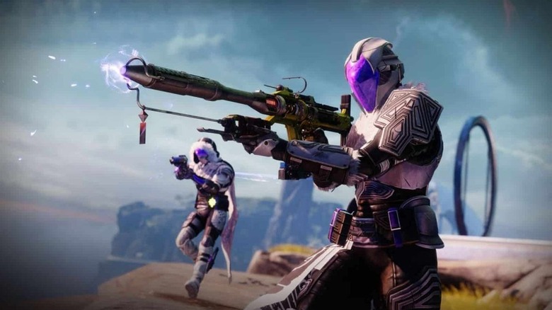 Két katona futurisztikus fegyvereket céloz meg a Destiny 2-ben