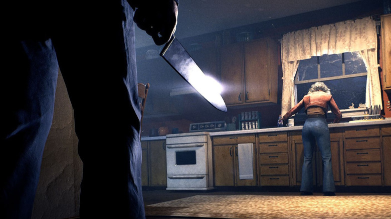 Michael Myers kést tart, miközben egy nő mögött áll a konyhában a Halloween: The Game-ben