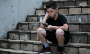 Kalifornia betiltja a függőséget okozó közösségi média funkciókat 16 éven aluli gyermekek számára, és szigorítja az AI chatbot szabályait
