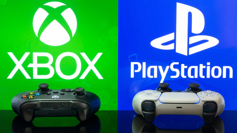 Xbox és PlayStation kontrollerek egymás mellett