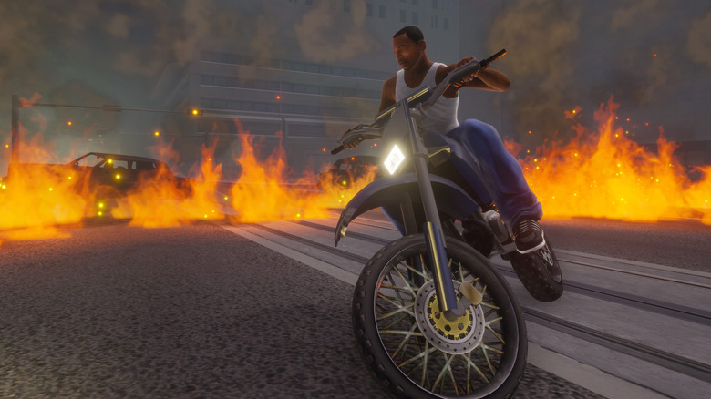 CJ egy motorkerékpáron, lángokkal körülvéve a GTA San Andreas Definitive Edition-ben
