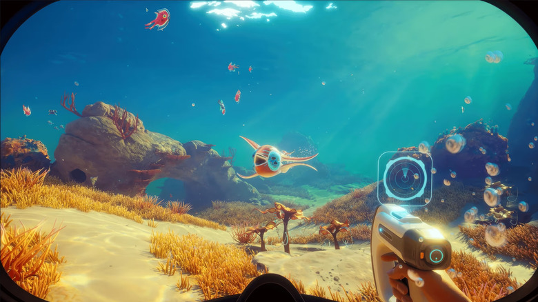 A játékos karakter egy szkennert használ, miközben közeledik a halhoz a Subnautica 2-ben