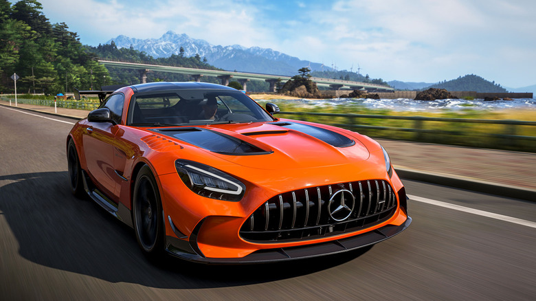 Egy narancssárga Mercedes száguld a vidéken a Forza Horizon 6-ban
