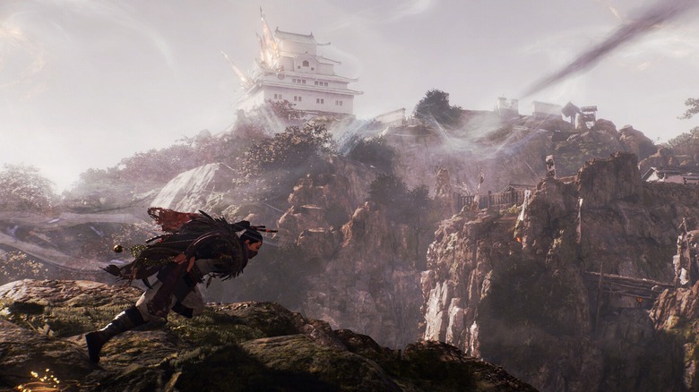 Játékos fut hegyi villával a háttérben a Nioh 3-ban