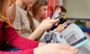 Az Európai Unió meg akarja tiltani a chatbotokat és az online játékokat a 15 év alatti gyerekek számára, nem csak a közösségi médiát