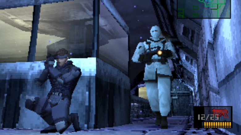 Solid Snake elbújik a sarok mögé, amikor egy katona közeledik a Metal Gear Solidban