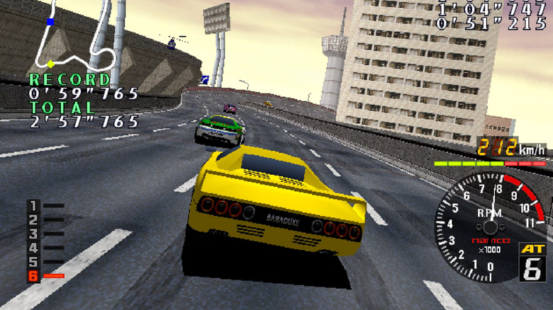 Egy sárga versenyautó kanyarodik a Rave Racer versenypályáján