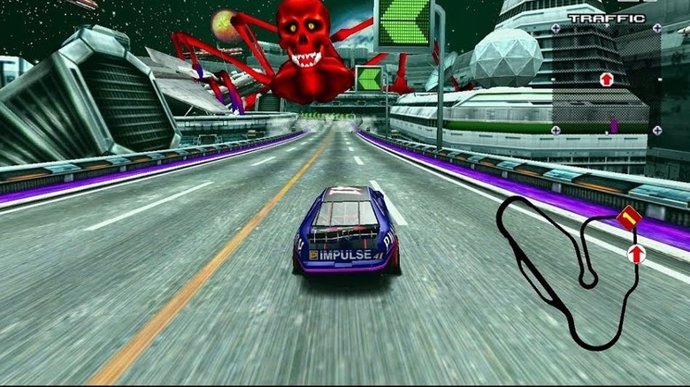 Egy versenyautó egy vörös koponyaarcú pók felé hajt a Daytona USA 2: Power Edition játékban