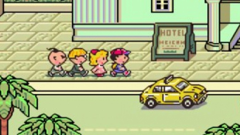 Ness és barátai az EarthBound egyik szállodája előtt sétálnak