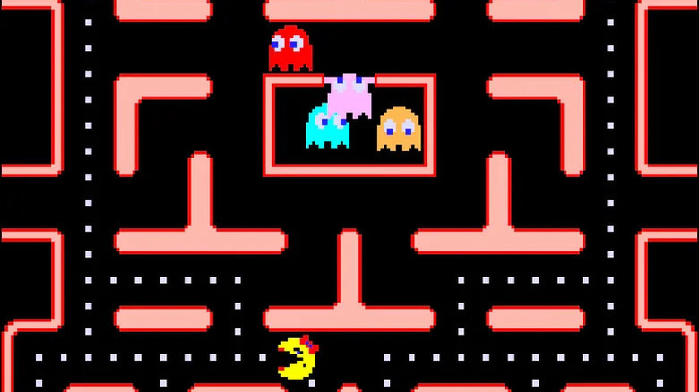Ms. Pac-Man pontokat eszik, miközben a szellemek előbújnak a felette lévő cellából Ms. Pac-Manben