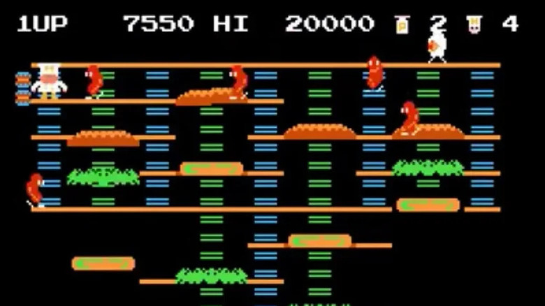 Peter Pepper lemászik egy létrán, miközben kolbászok üldözik a BurgerTime-ban