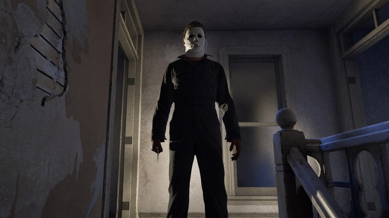Michael Myers kést tartva áll egy lépcső tetején a Halloween: The Game-ben