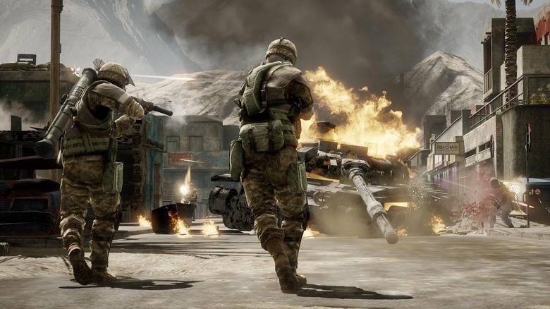 Két katona fut és fegyverrel lő egy tankra a Battlefield Bad Company 2-ben