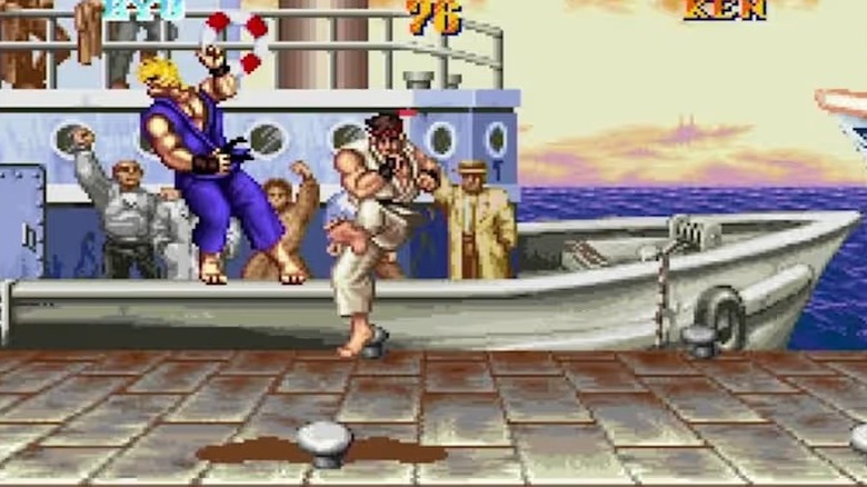 Ryu tornádó megrúgja Kent a dokkon a Street Fighter II Turboban