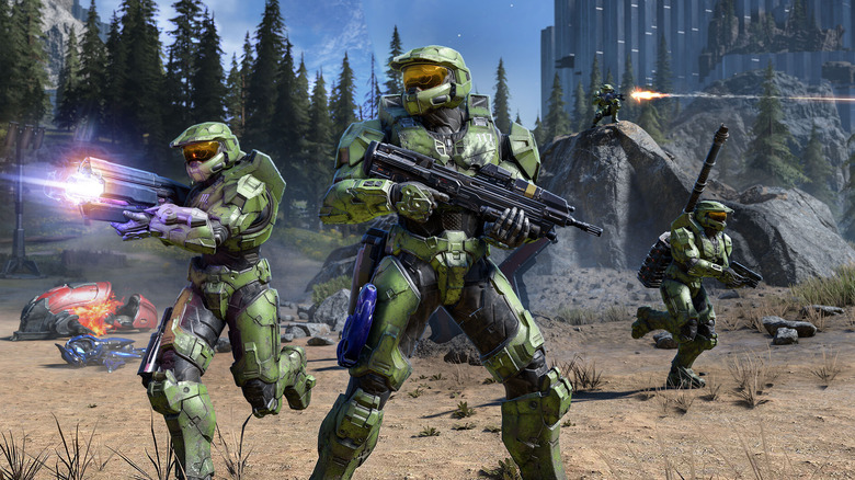 Spártaiak egy csoportja dörömbölő fegyverekkel rohan a csatába a Halo Infinite játékban