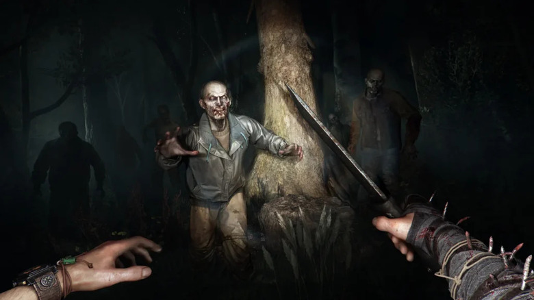 Kyle Crane kést készít a bejövő zombik ellen a Dying Light: The Beastben