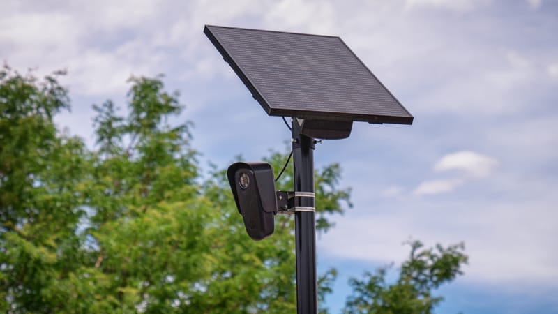 Flock kamera biztonsági hiba látható egy út menti automatikus rendszámfelismerő egységen