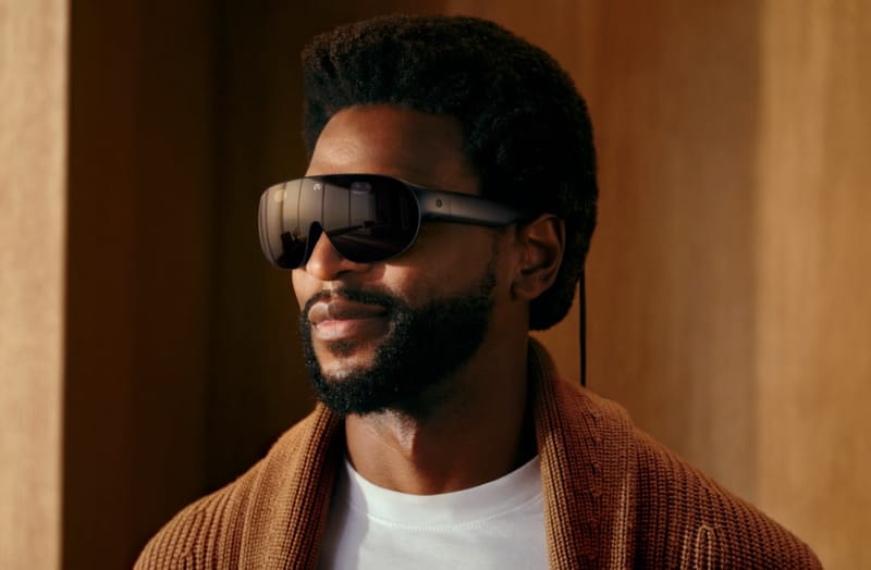 A Meta VR szemüveg vékony, könnyű fejhallgatóként látható kézi vezérlők nélkül